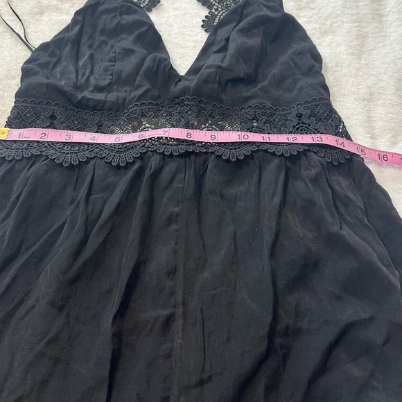 Love Tree Black Sleeveless Romper V-Neck - Picture 2 of 12